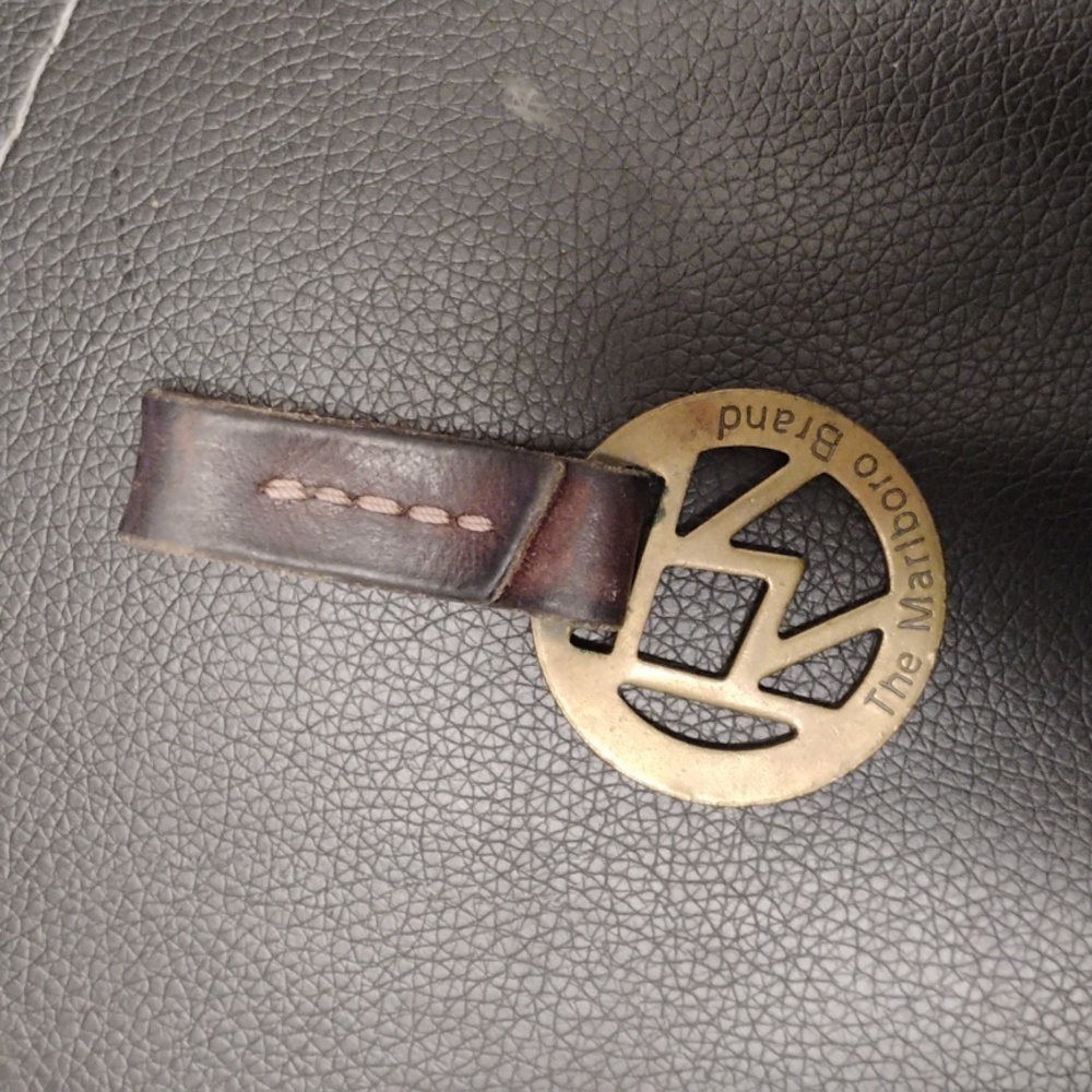 VINTAGE THE MARLBORO SOLID BRASS AND LEATHER KEY CHARM NRMINT CONDITION - Picture 2 of 5